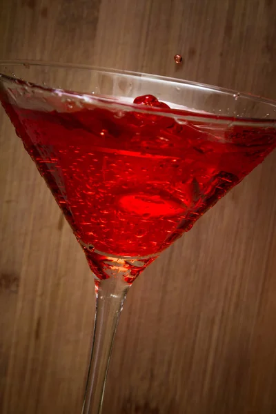 Primo Piano Cosmo Servito Bicchiere Martini Guarnito Con Una Calce — Foto Stock