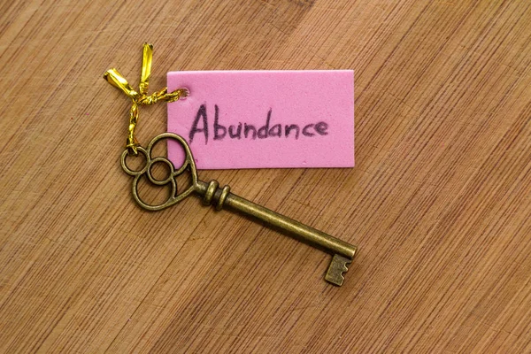 bir anahtar ve bir etiket üzerine ahşap arka plan üzerinde el yazısı kelime bereket ile kullanarak kavramı görüntü