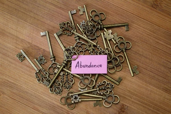 Eski anahtarları ve bir etiket üzerine ahşap arka plan üzerinde el yazısı kelime bereket ile kullanarak kavramı görüntü