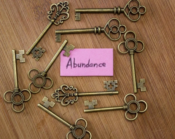 Eski anahtarları ve bir etiket üzerine ahşap arka plan üzerinde el yazısı kelime bereket ile kullanarak kavramı görüntü