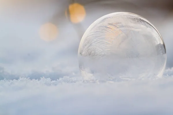 Primer Plano Una Pequeña Burbuja Jabón Que Congela Rápidamente Debido —  Fotos de Stock