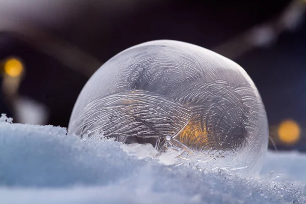 Zbliżenie Mała Bańka Mydlana Zamrażanie Szybko Względu Niskie Temperatury Zimą — Zdjęcie stockowe