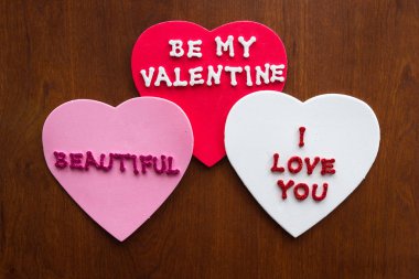 romantik kelimelik bir kırmızı kalp glitter harflerle bir ahşap dolap üzerinde sıkışmış