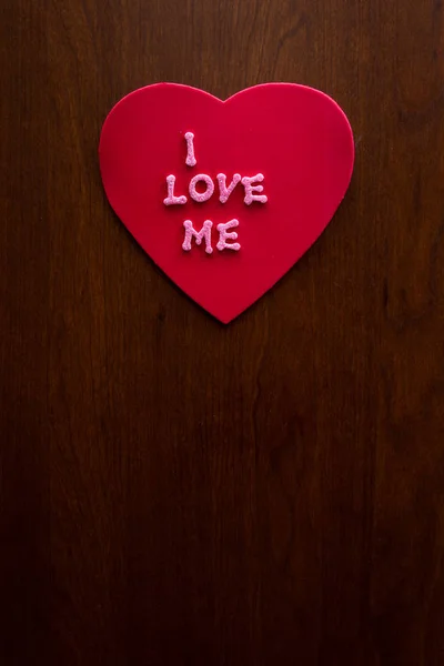 我爱我的字在一个红色的心在一个红色的心闪闪发光的字母卡在一个木柜 — 图库照片