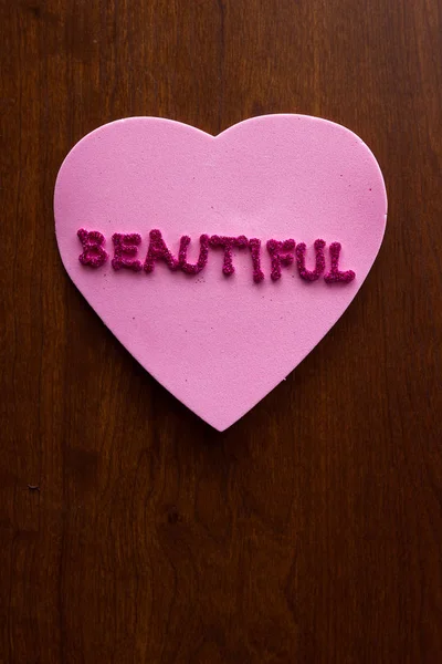 Λέξη Όμορφη Γκλίτερ Γράμματα Ένα Ροζ Καρδιά Κολλήσει Ένα Ξύλινο — Φωτογραφία Αρχείου