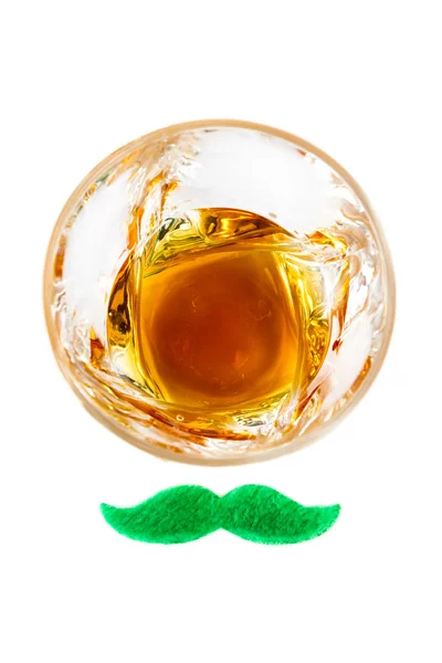 Gros Plan Verre Whisky Avec Une Moustache Verte Isolée Sur — Photo