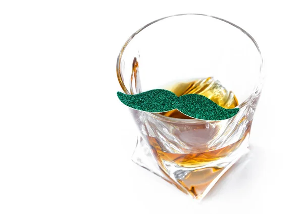 Primer Plano Vaso Whisky Con Bigote Verde Aislado Sobre Fondo — Foto de Stock