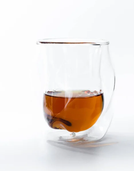 Detailní Záběr Dvojité Obezděné Skla Podávaný Panáka Whisky Bílém Pozadí — Stock fotografie