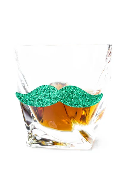 Primer Plano Vaso Whisky Con Bigote Verde Aislado Sobre Fondo — Foto de Stock