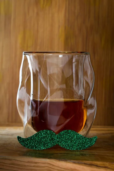 Primer Plano Vaso Whisky Con Bigote Verde Sobre Fondo Madera — Foto de Stock