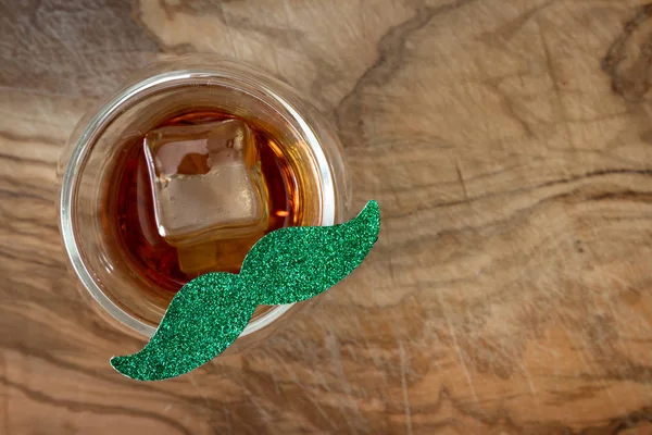 Närbild Ett Glas Whiskey Med Grön Mustasch Över Trä Bakgrund — Stockfoto