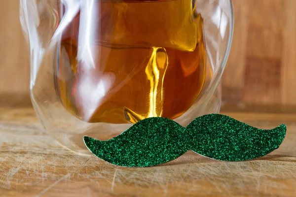 Close Copo Uísque Com Bigode Verde Sobre Fundo Madeira Como — Fotografia de Stock