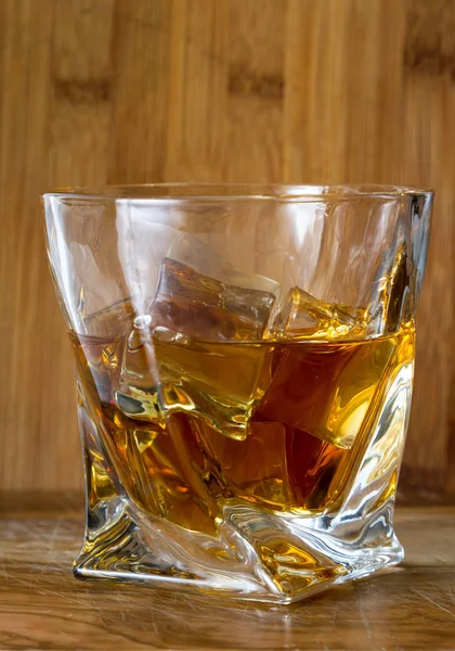 Nahaufnahme Eines Whiskeyglases Mit Grünem Schnurrbart Über Einem Hölzernen Hintergrund — Stockfoto