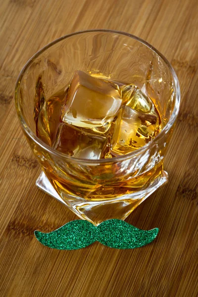 Primer Plano Vaso Whisky Con Bigote Verde Sobre Fondo Madera — Foto de Stock