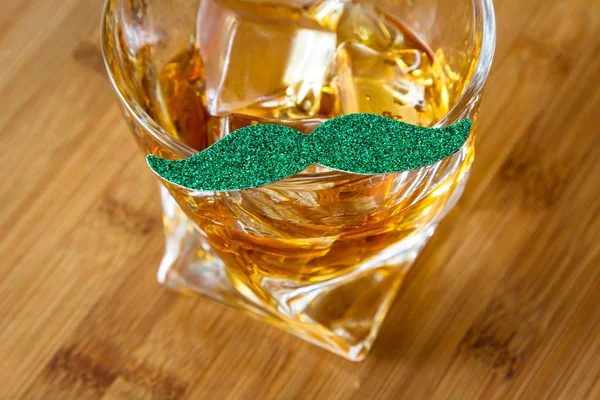 Primer Plano Vaso Whisky Con Bigote Verde Sobre Fondo Madera — Foto de Stock