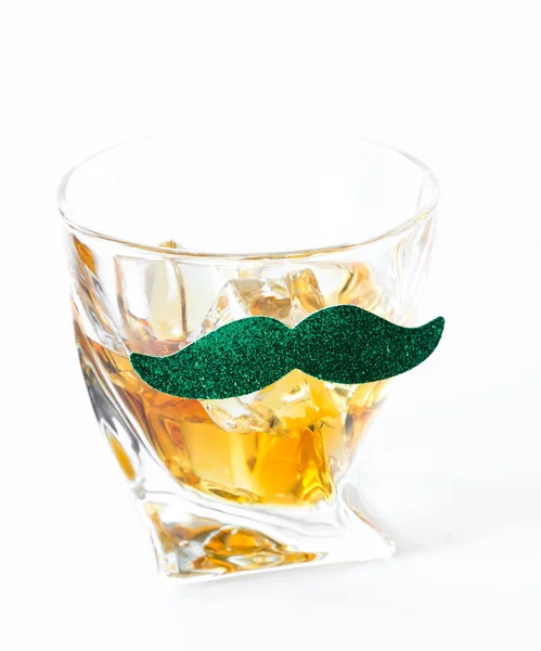 Primo Piano Bicchiere Whisky Con Baffi Verdi Isolati Sfondo Bianco — Foto Stock