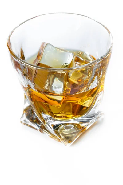 Zbliżenie Szklanki Tumbler Prostej Kentucky Bourbon Serwowane Skałach Białym Tle — Zdjęcie stockowe
