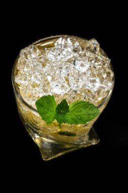 Sakinleşmek siyah üzerinde 