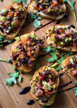 Zeytin ve domates bruschetta 