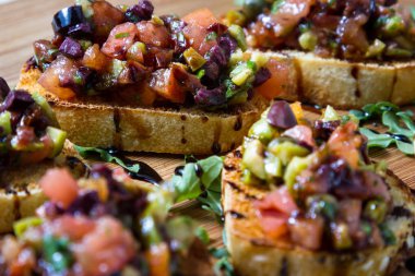 Zeytin ve domates bruschetta 