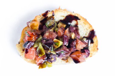 Zeytin ve domates bruschetta 