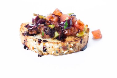 Zeytin ve domates bruschetta 