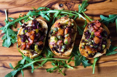 Zeytin ve domates bruschetta 