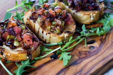 Zeytin ve domates bruschetta 