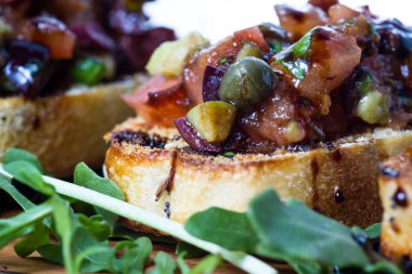 Zeytin ve domates bruschetta 