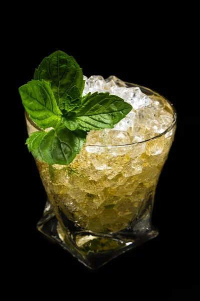 Mint Julep über Schwarz — Stockfoto