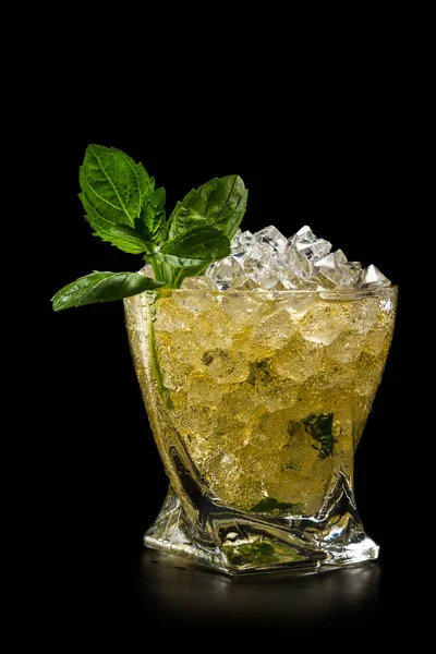 Menta Julep sobre negro — Foto de Stock