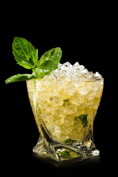 Mint Julep over black — Stock Photo, Image