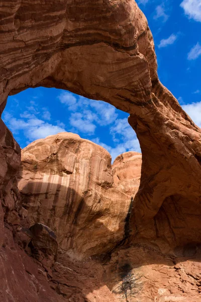 Mirando hacia arriba la perspectiva del arco doble — Foto de Stock