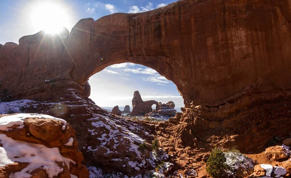 Torn Arch thru norr fönster — Stockfoto