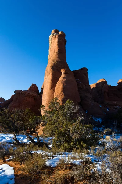 Neve sulle rocce rosse — Foto Stock