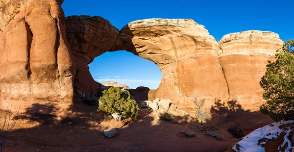 Trasiga Arch i Arches Np — Stockfoto