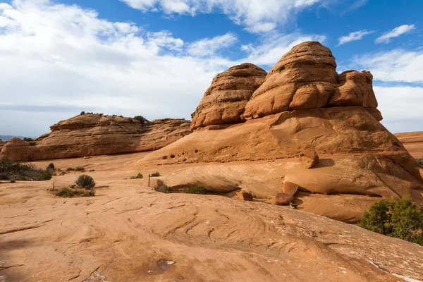 Hiking to Delicate Arch — Stock Photo, Image