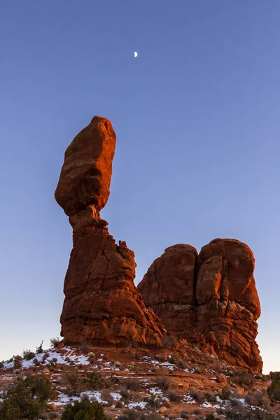 Balanced rock formation, Arches National Park — Stock Photo, Image