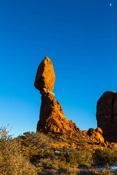 Balanced rock formation, Arches National Park — Stock Photo, Image