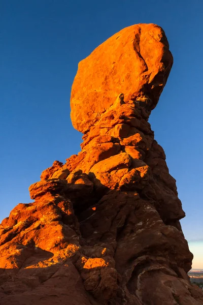 Balanced rock formation, Arches National Park — Stock Photo, Image