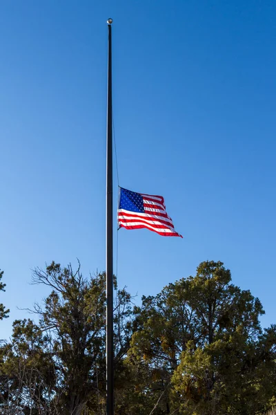 Американський прапор до половини щогли — стокове фото