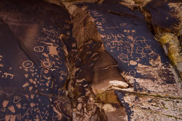 Petroglifi nella roccia del giornale — Foto Stock