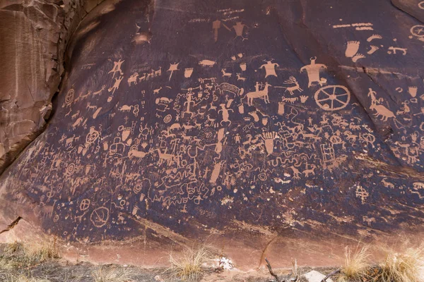 Petroglifi nella roccia del giornale — Foto Stock