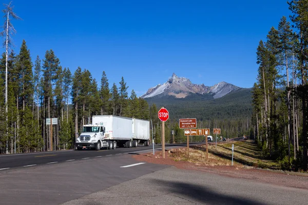 Kommersiella lastbilstransporter i Oregon — Stockfoto