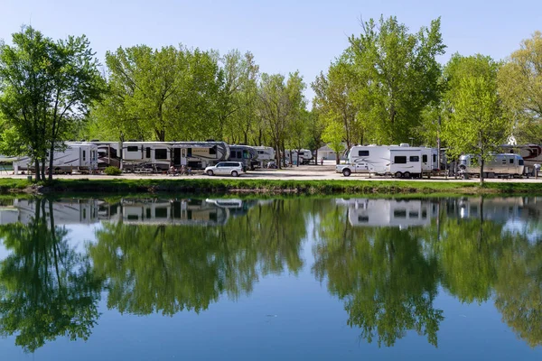 Camping nad stawem — Zdjęcie stockowe