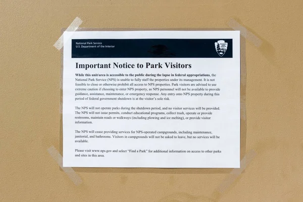 公園の訪問者、政府のシャット ダウンへの通知します。 — ストック写真