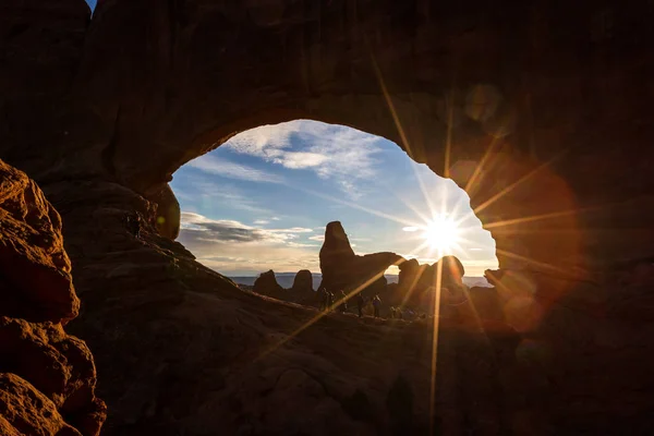 Solnedgång och torn arch — Stockfoto