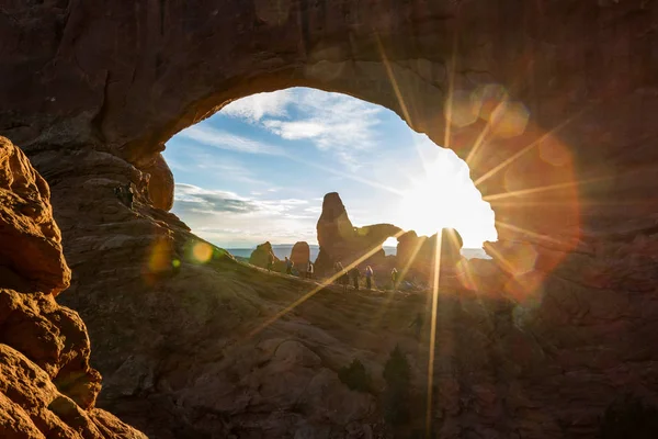 Solnedgång och torn arch — Stockfoto