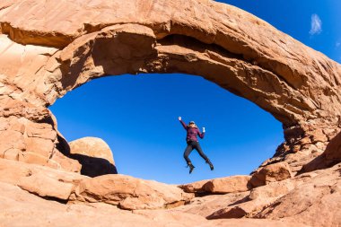 Arches içinde atlama kadın