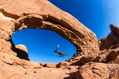 dikkatli olun, kayalar üzerinde seyahat etmeyin